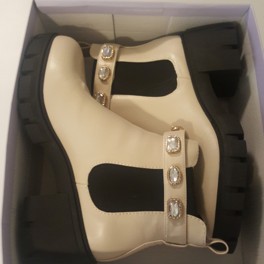 Madden Girl Honey Ankle Boots, Almond color, Size 9.5, Never worn, no box top